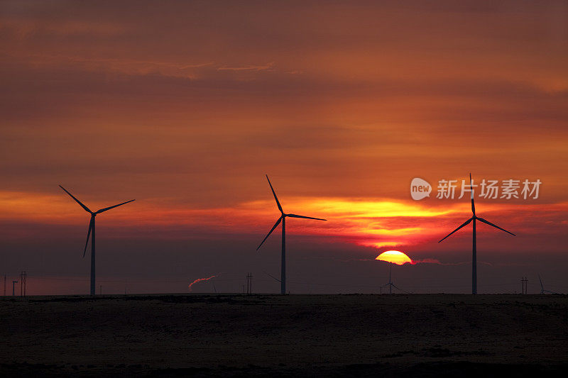 爱达荷风力发电场的剪影和夕阳