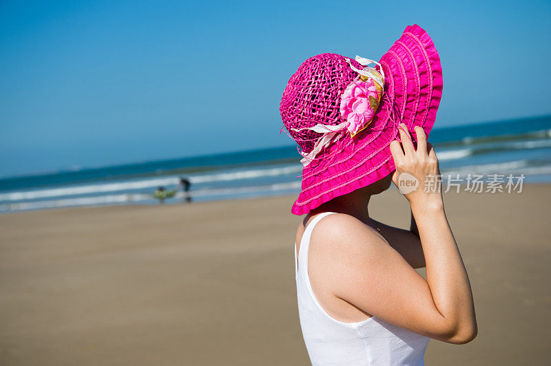 戴夏帽的女人