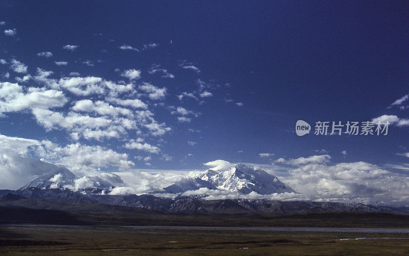 山。乌云密布的天空下的麦金利