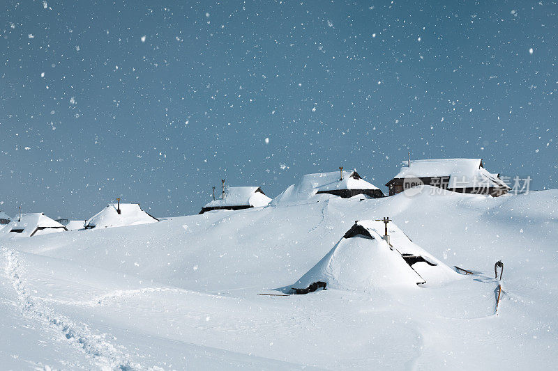 冰雪覆盖的山村