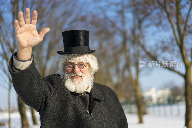 白胡子老人举手打招呼的肖像