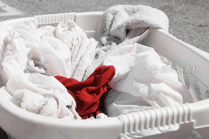 白色洗衣房里的一只红袜子