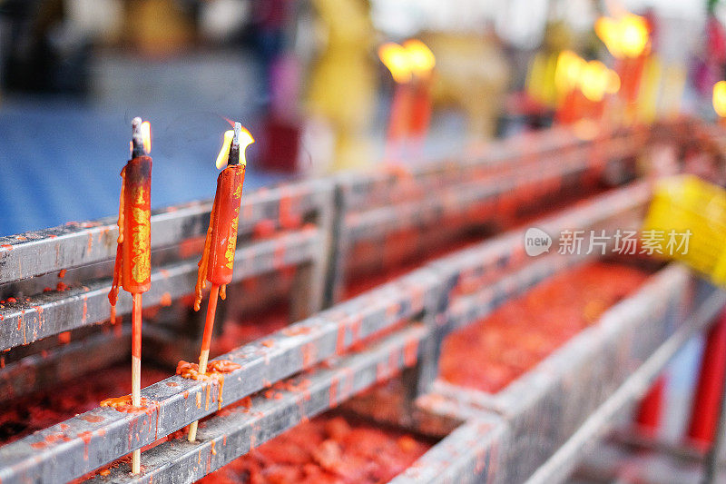 在泰国的寺庙里点燃红色的中国蜡烛