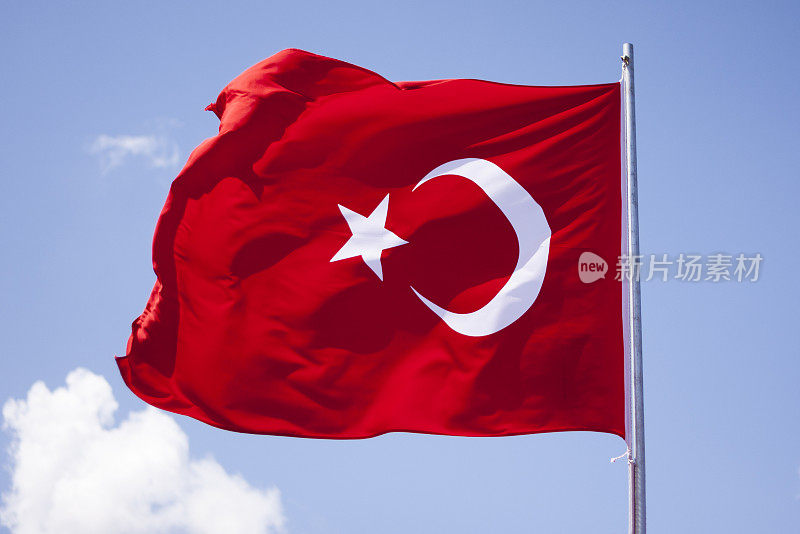 蓝天中飘扬的土耳其国旗