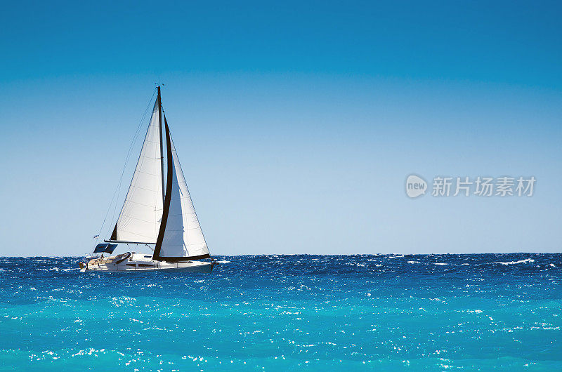 白色的小船在蔚蓝的大海上航行