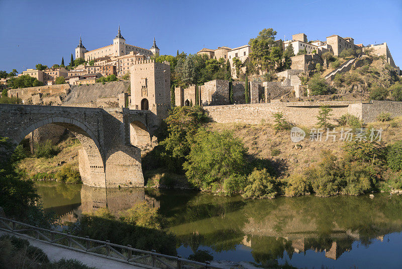 托莱多，西班牙城市景观与阿尔坎塔拉桥反映在塔霍斯河