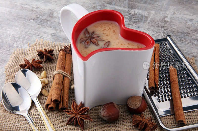 马萨拉茶在陶瓷杯与冬季香料
