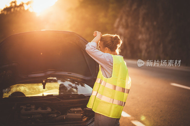 女人试图独自修车