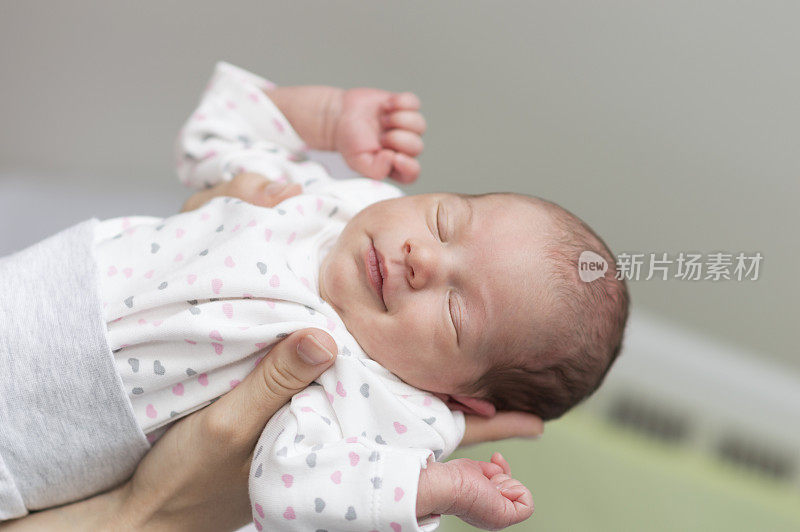 母亲拥抱新生的女婴