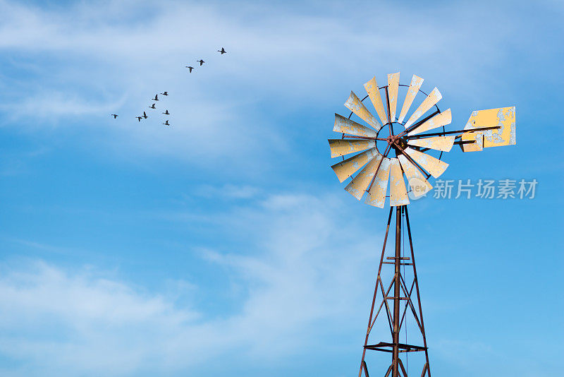 水泵和蓝天的复古风车