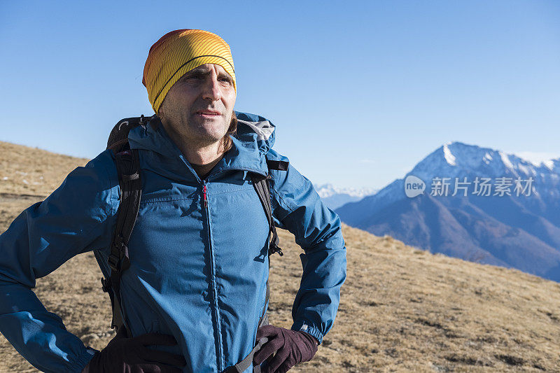 徒步旅行者看山