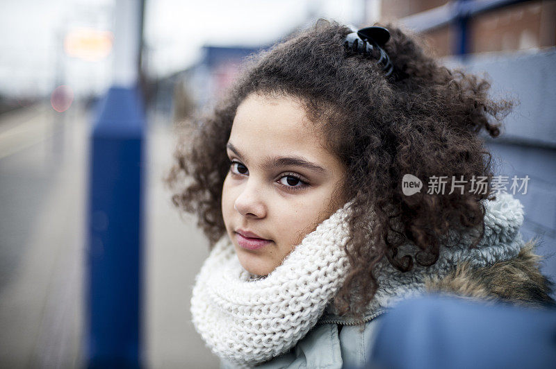 等待火车的小女孩的肖像(9-10)