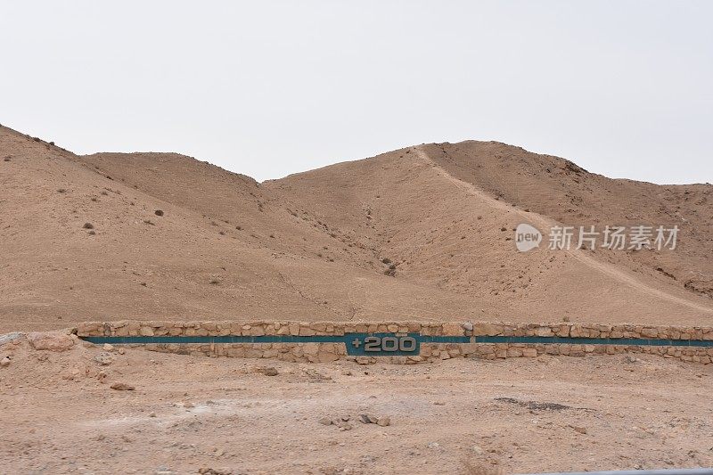 指示死海相对于地中海高度的路标