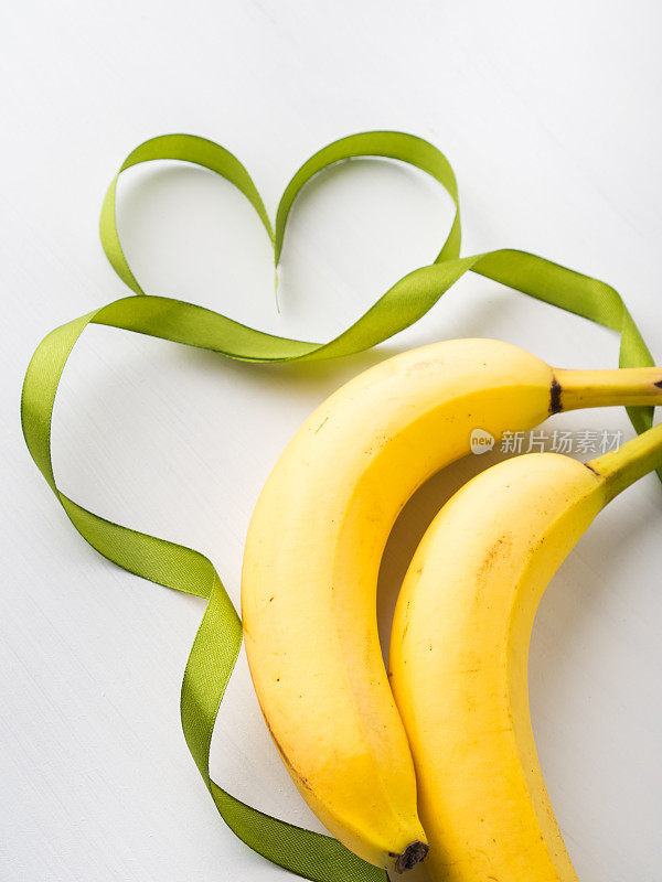 两个带绿色缎带框架的香蕉