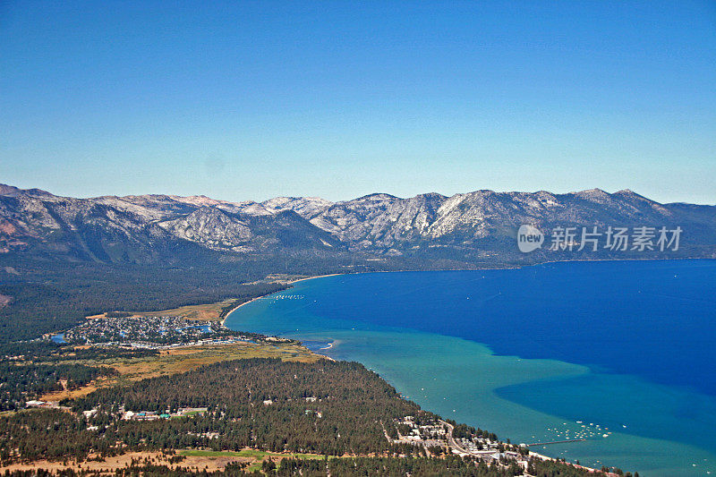 从天上的内华达山脉看加利福尼亚的太浩湖