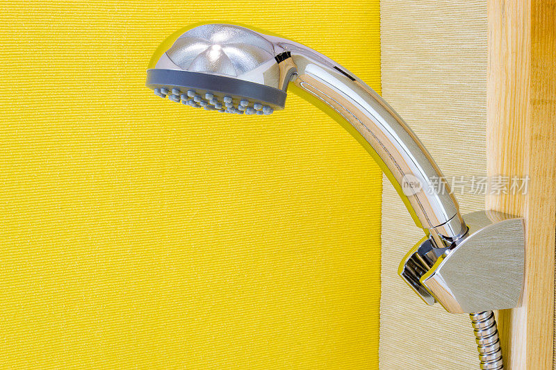 漏斗淋浴在黄色的背景。淋浴房配件