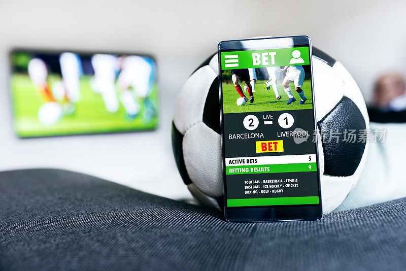 足球和手机与博彩应用并排
