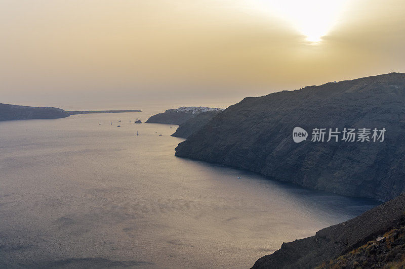 希腊圣托里尼的卡里德拉黄昏全景