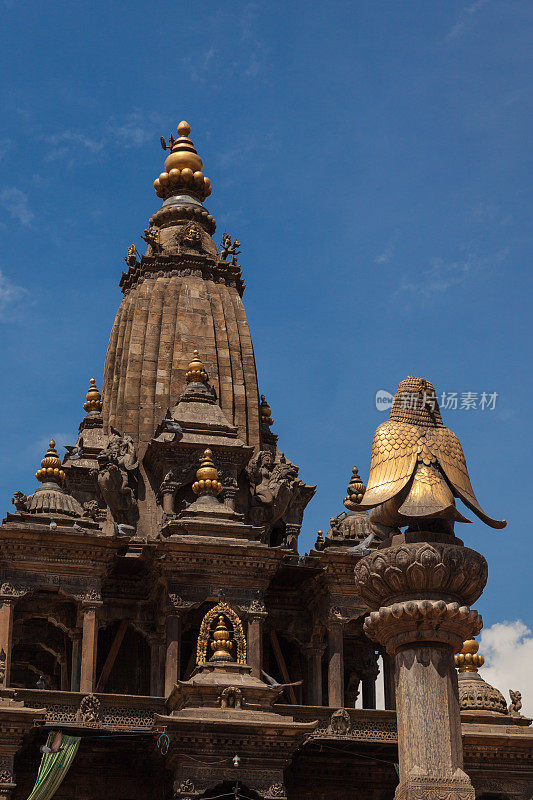 尼泊尔加德满都帕坦广场的建筑和揭路荼雕像