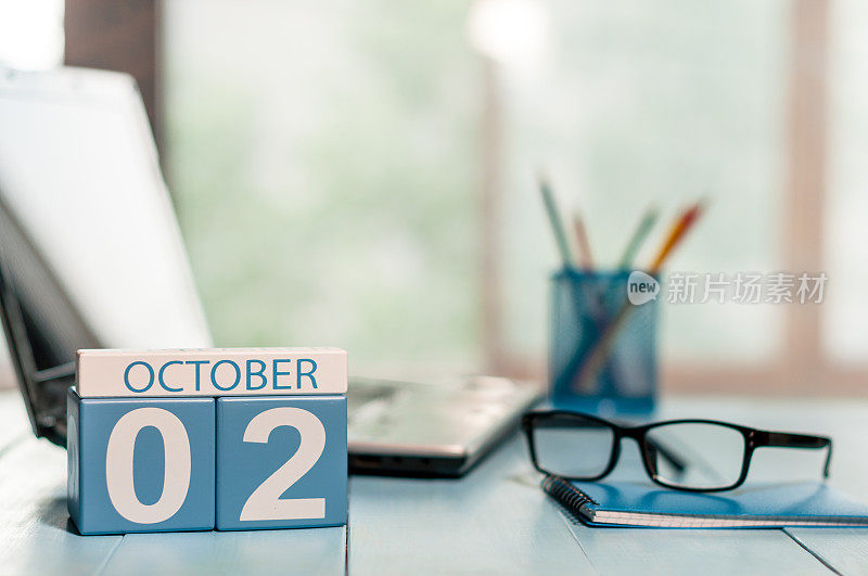 10月2日。月2日，日历上的业务办公室背景。秋天的概念。文本空白