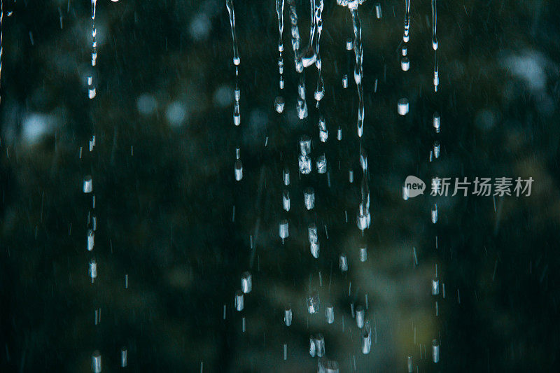 雨水从屋顶流下来