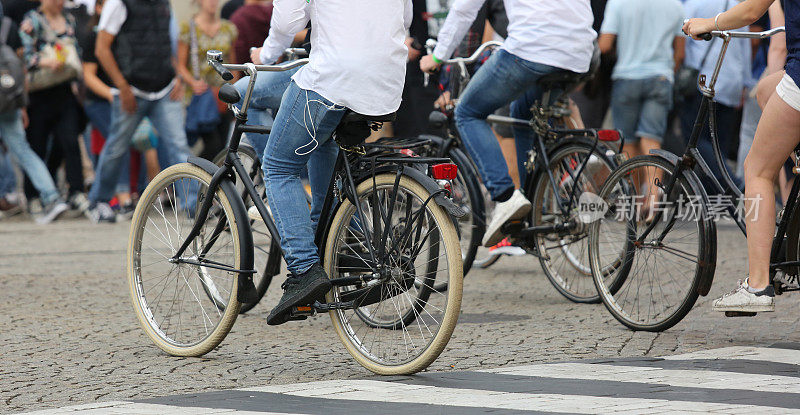阿姆斯特丹有很多人骑自行车