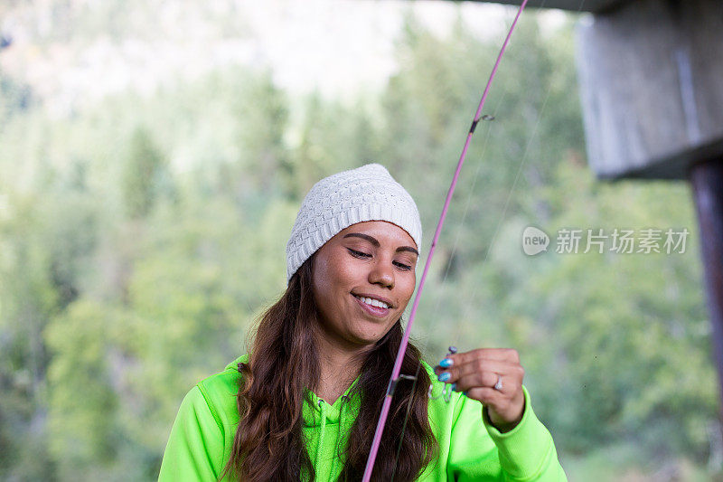 第一民族的加拿大妇女正在准备她的鱼竿