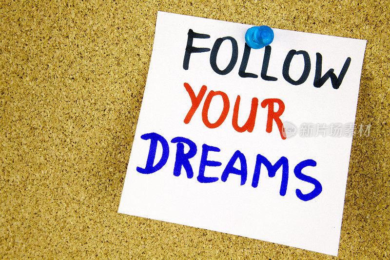 跟随你的梦想在彩色贴纸笔记在软木板的背景