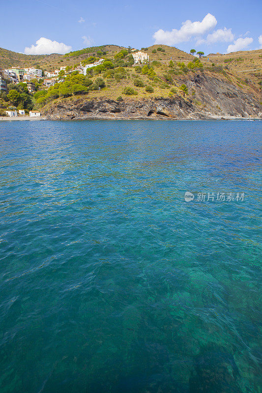 波特布是来自西班牙的最后一个村庄，位于地中海沿岸，靠近法国