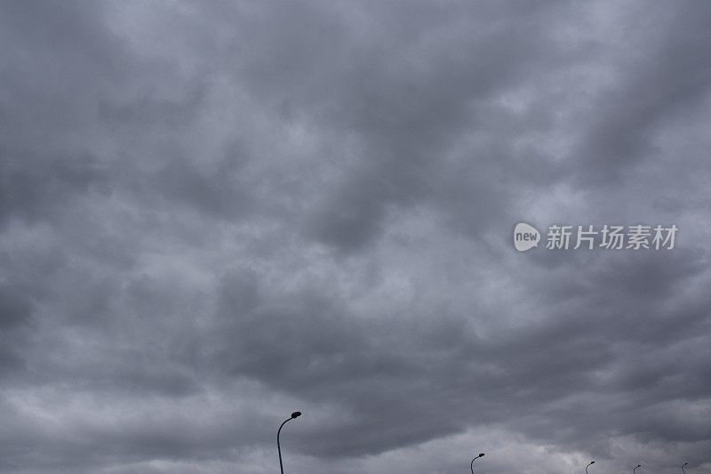 风暴的天空,下雨了。