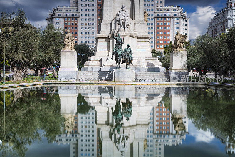 西班牙马德里的唐吉诃德和桑丘·潘萨的青铜雕像