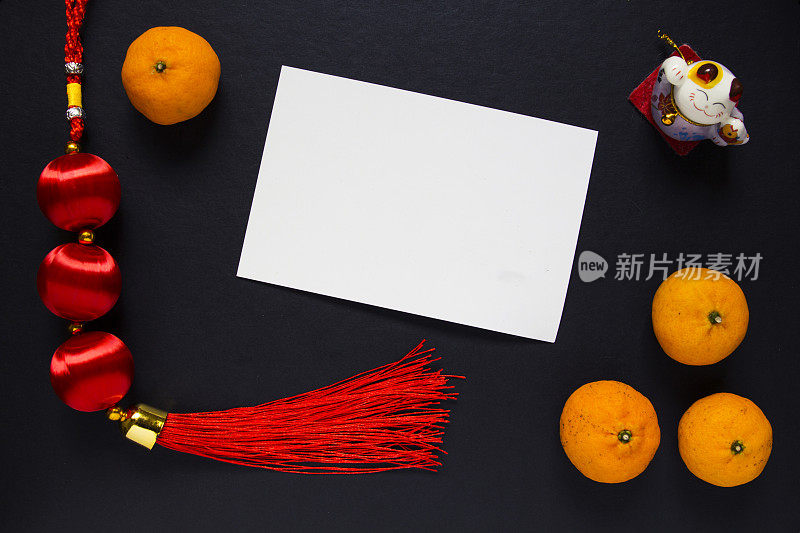 中国新年装饰和橙色的黑色背景和空白明信片。