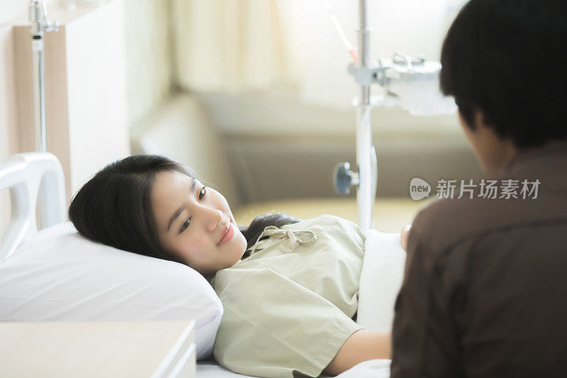 病人妇女她病在医院的病床上。去看她的男朋友