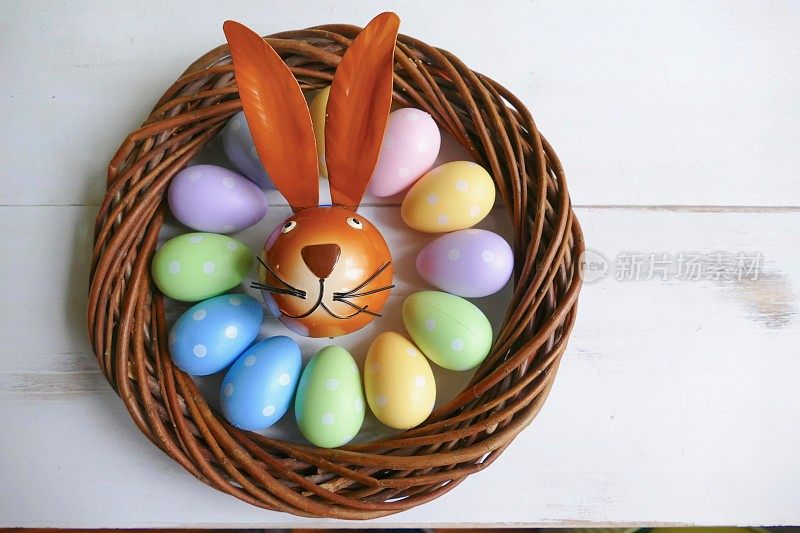多颜色的复活节花环与复活节兔子