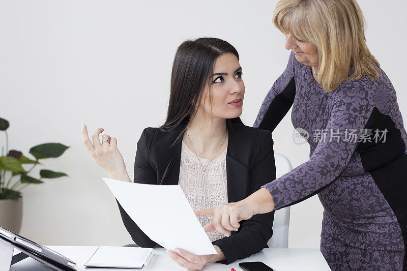 怀孕的女商人在办公室接待客户