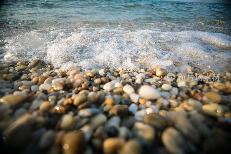 海浪拍打卵石滩