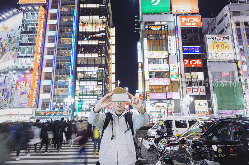 一名游客在新宿歌舞伎町的夜晚自拍