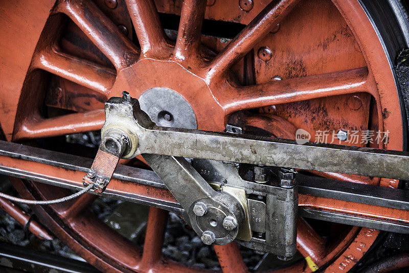 一个老式蒸汽机车车轮的特写