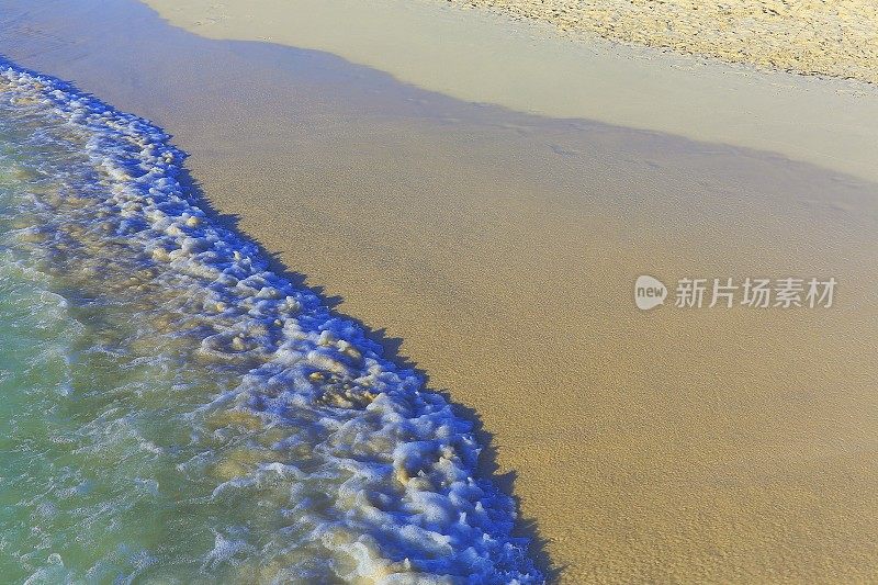 在日落放松-柔软的海浪在热带加勒比绿松石沙滩