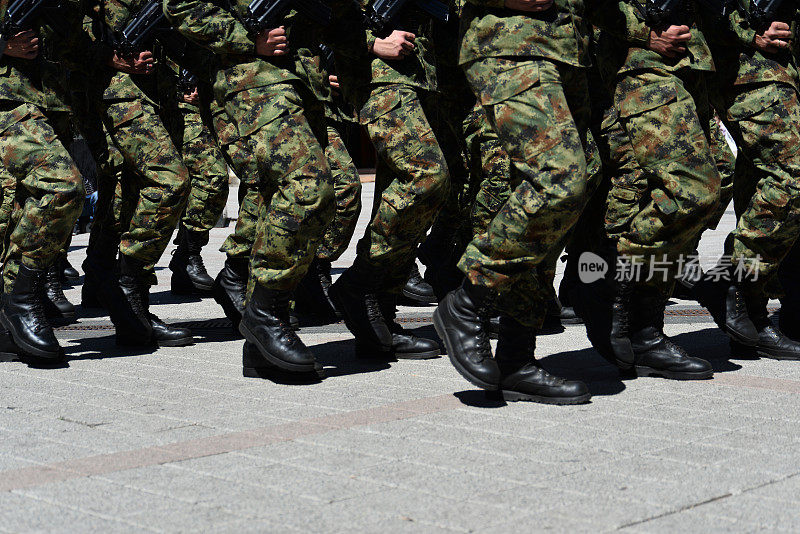 军队在户外游行的士兵。