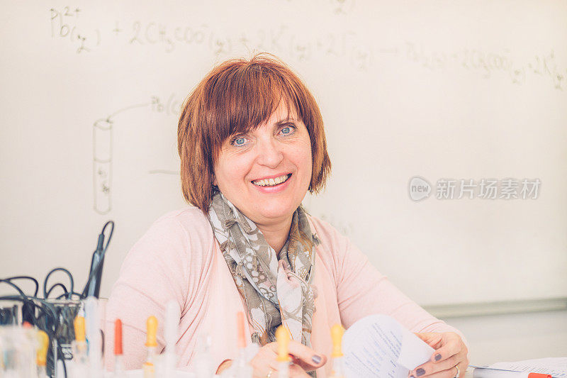 欧洲，在高中课堂上批改试卷的成熟女化学老师