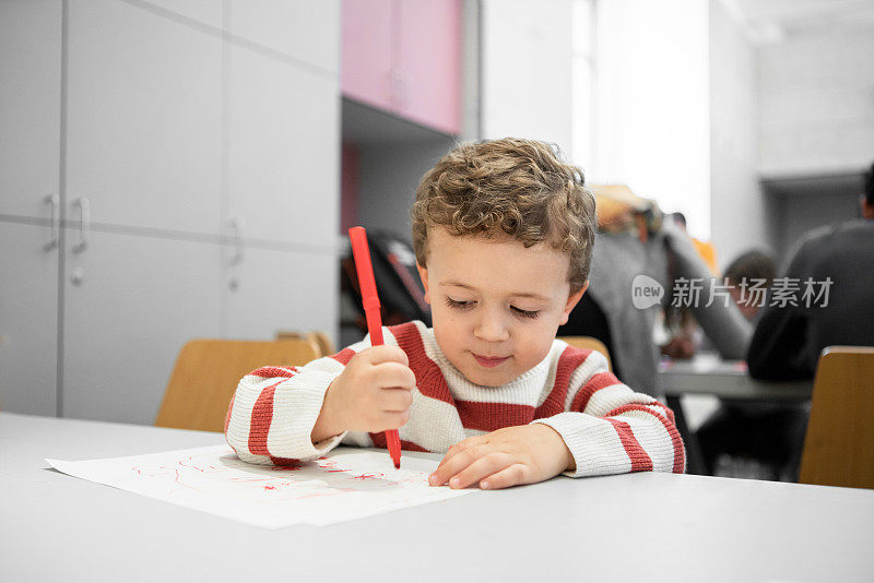 男孩在学校画画