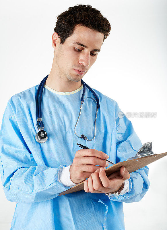 穿着手术服的医生在写字板上写字