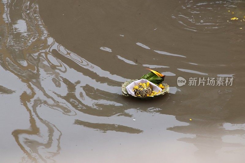 巴格马蒂河上漂浮着宗教祭品