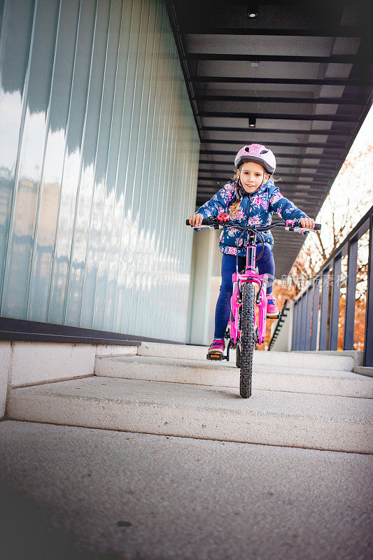 小女孩喜欢在城市里骑自行车
