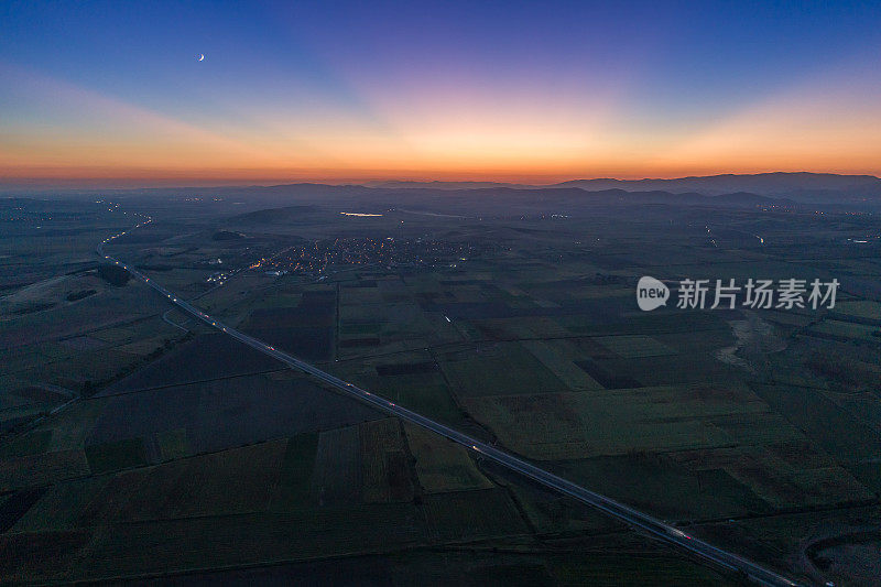 保加利亚特拉基亚高速公路傍晚的交通情况