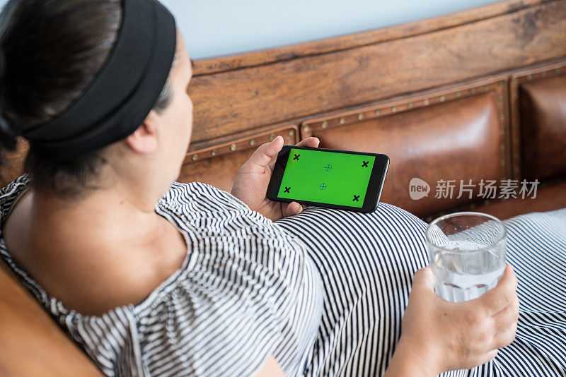孕妇使用绿屏手机的照片