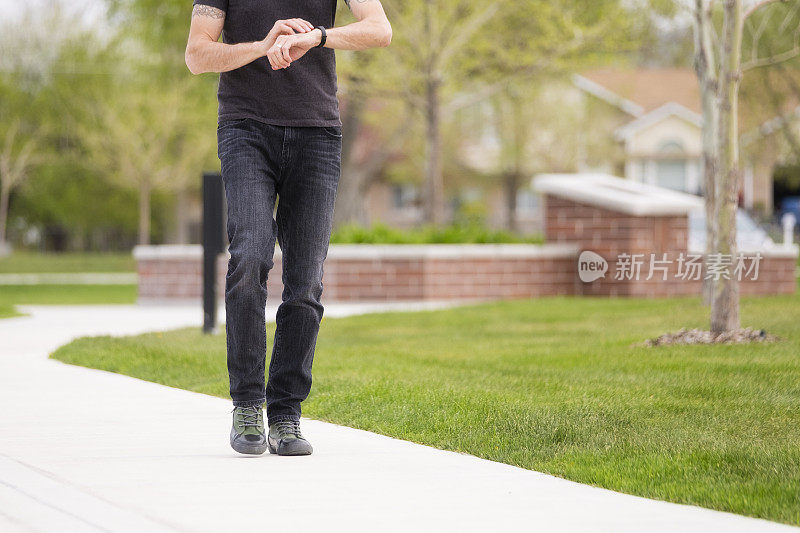 有健身追踪器的活跃男士