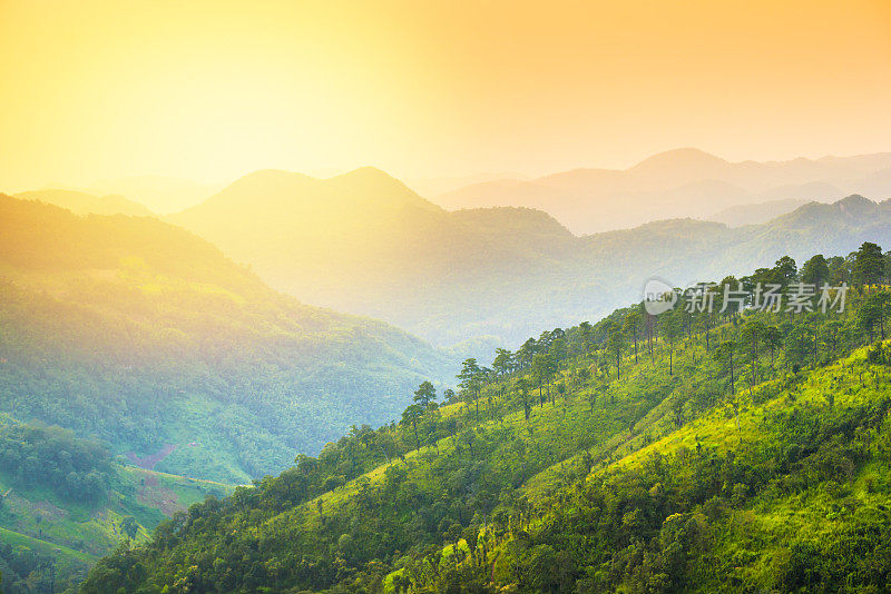 泰国北部的山景，日出和薄雾