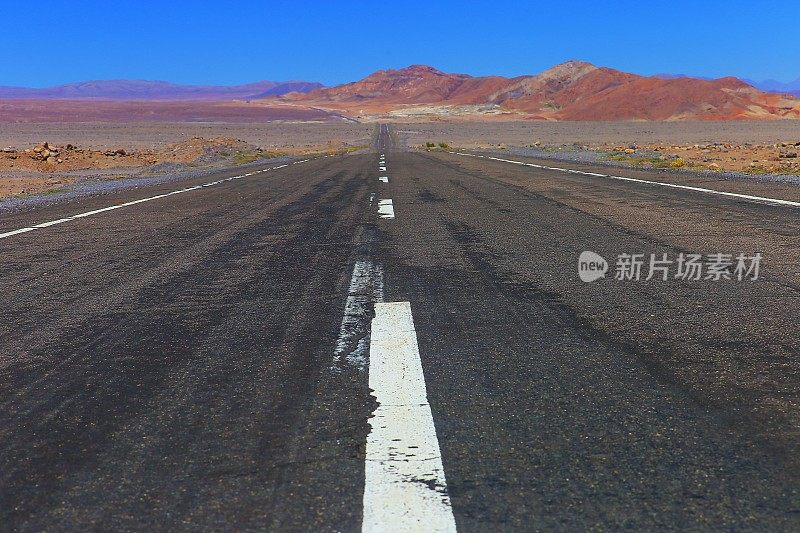 通往阿塔卡马沙漠的柏油公路-壮观的火山景观-智利